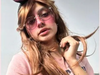 Live webcam sex with adult webcam model AnnieVelle
