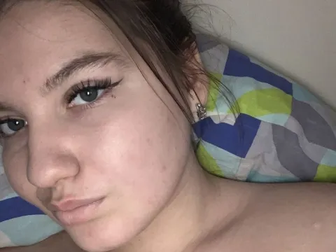 Live webcam sex with adult webcam model KiraGreena